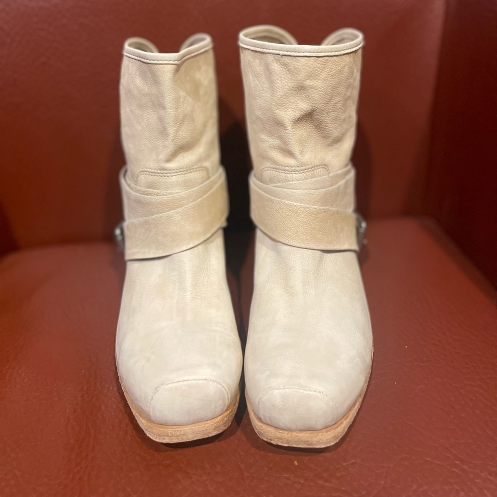 Tan boots - Picture 2 of 8